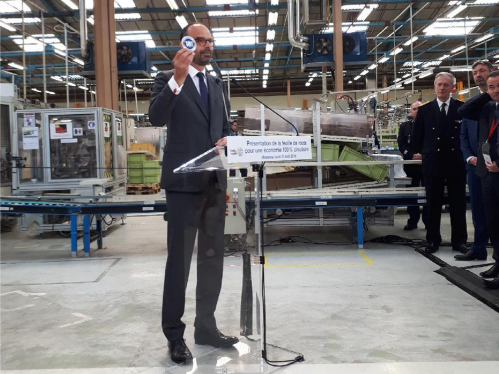 Le Premier ministre Edouard Philippe visite l’usine du Groupe SEB à Mayenne.
