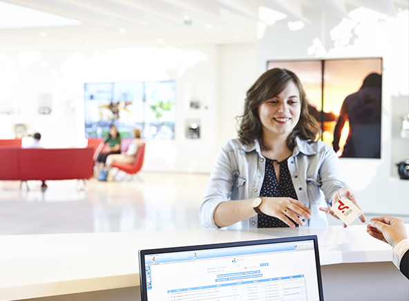 Femme souriante à l'accueil du Groupe SEB