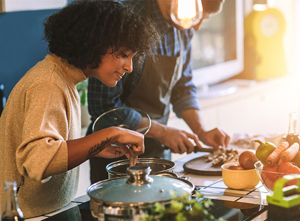 couple en train de cuisiner