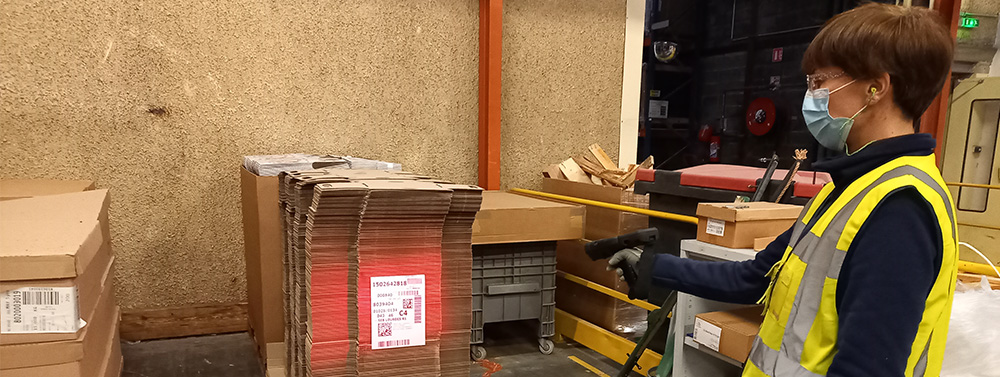 personne en train de badger un colis