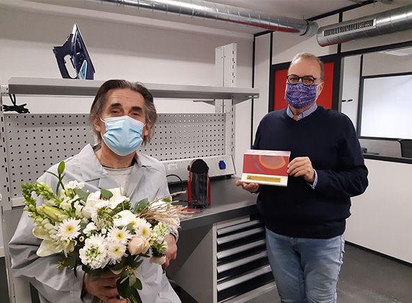 un homme tient des fleurs et l'autre le prix