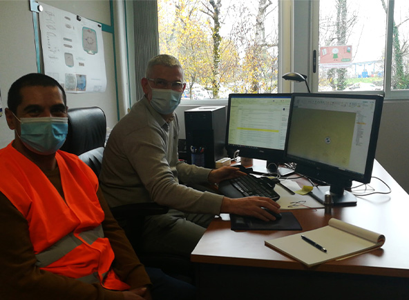 2 personnes à un bureau