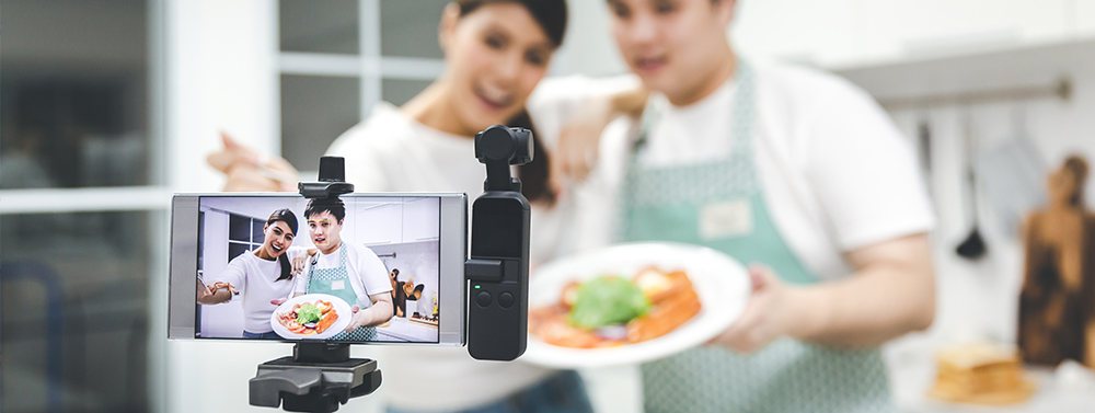 Tournage live en cuisine avec un couple