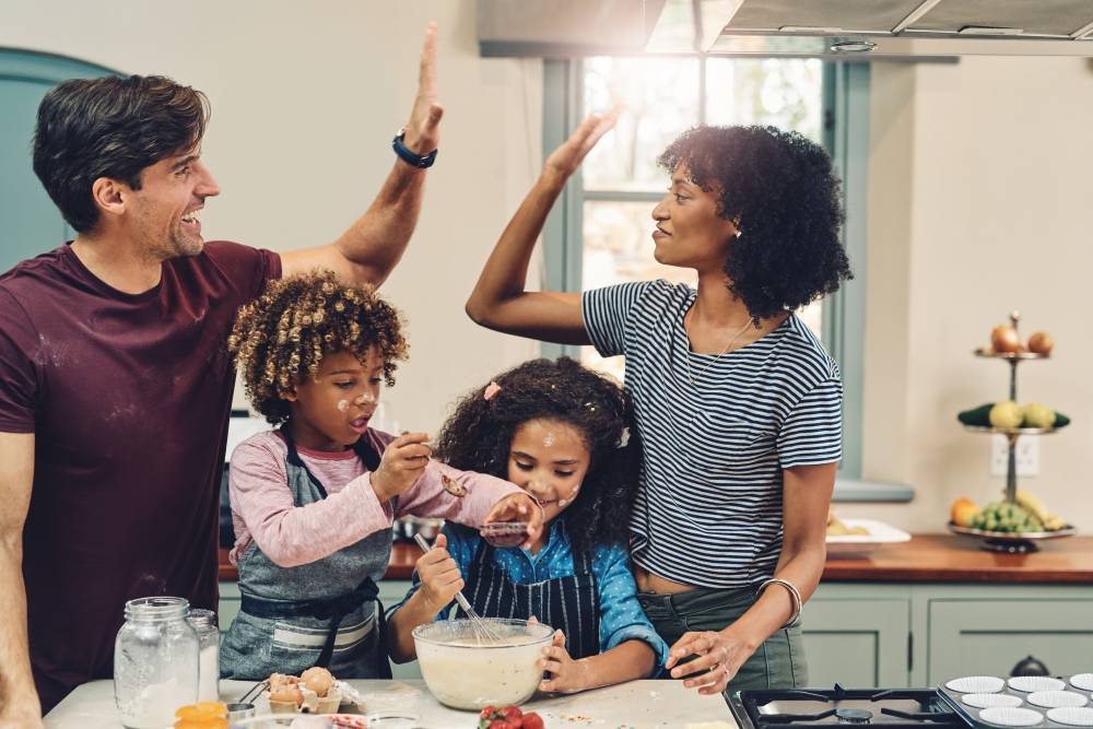 famille en train de cuisiner