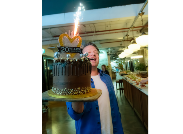 Tefal x Jamie Oliver avec un gâteau d'anniversaire