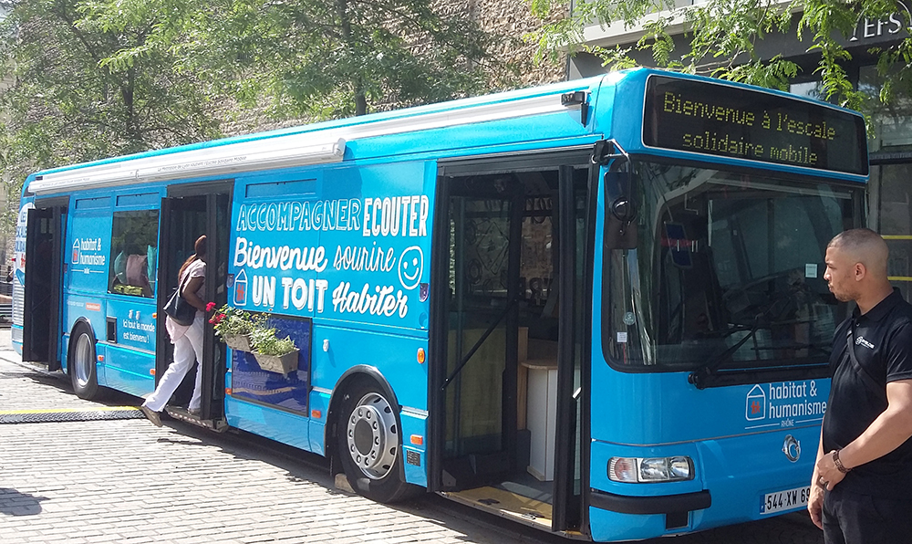 Bus aux couleurs d'Habitat et Humanisme